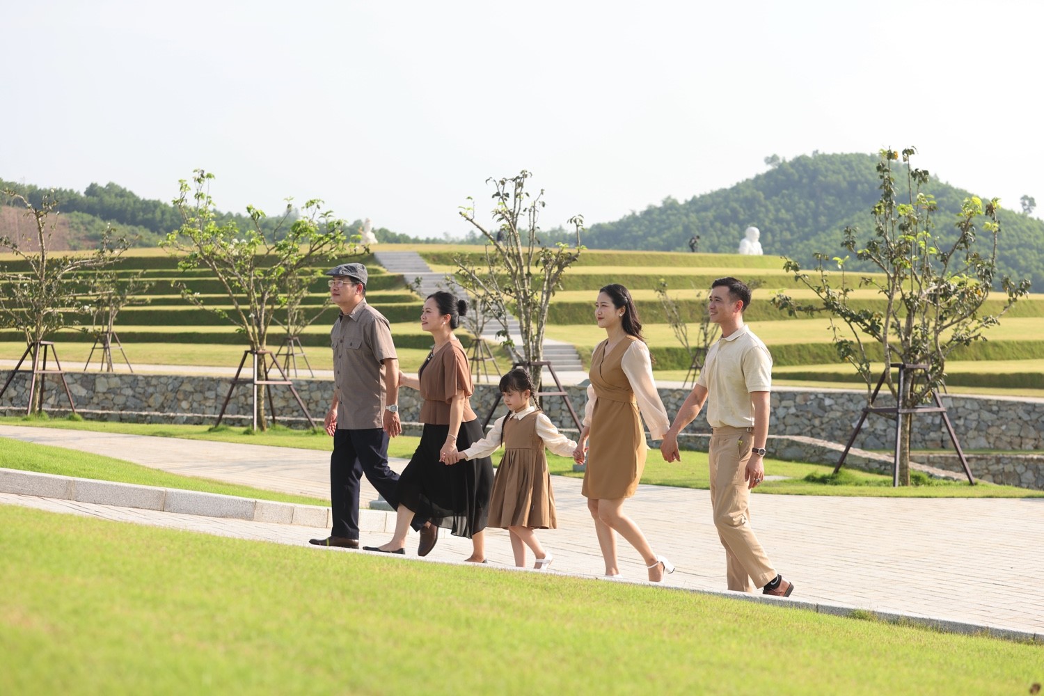 Khách hàng đi tham quan Dự án Công viên Nghĩa trang Thiên Đường