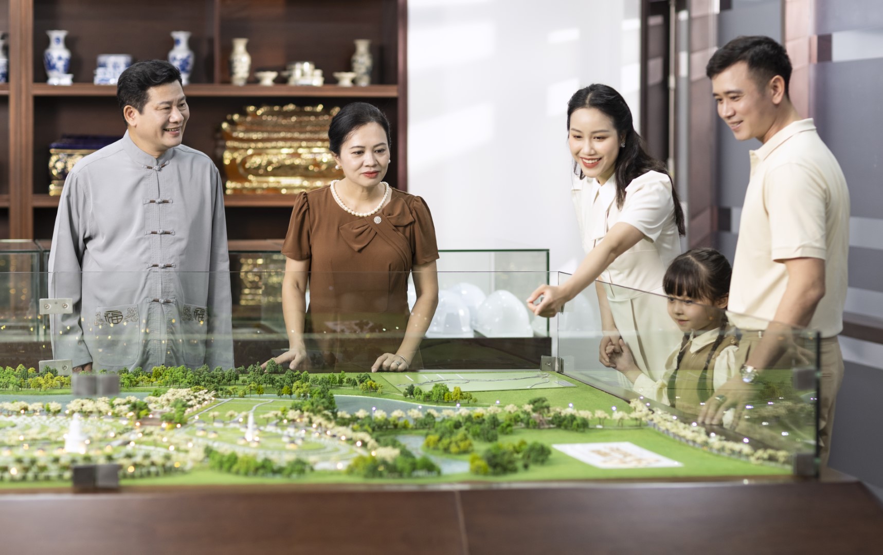 Khách hàng đi tham quan Dự án Công viên Nghĩa trang Thiên Đường