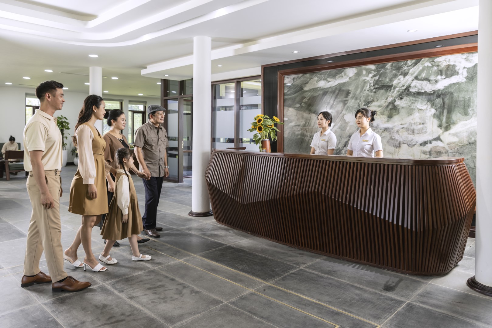 Khách hàng đi tham quan Dự án Công viên Nghĩa trang Thiên Đường